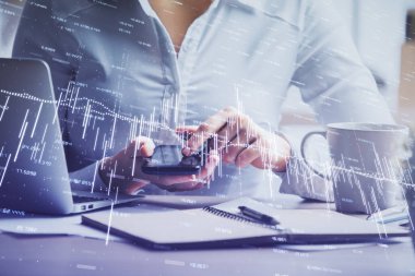 Ön x çizelgesine çift pozlama, hologram çizimi ve cep telefonu kullanan bir kadın. Finansal piyasa kavramı.