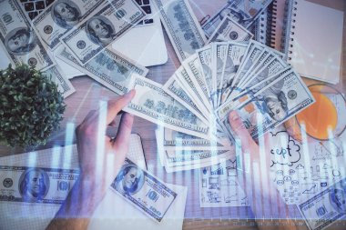 Finansal grafiğe çoklu pozlama hologram, Amerikan dolarları ve insan eli. Analiz kavramı.