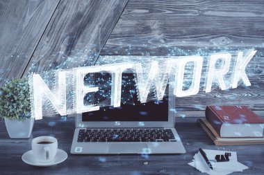 Masaüstü bilgisayarı ve teknoloji temalı holograma çift pozlama. Yazılım geliştirme kavramı.