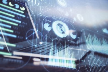 Masaüstü bilgisayarı ve teknoloji temalı holograma çift pozlama. Yazılım geliştirme kavramı.