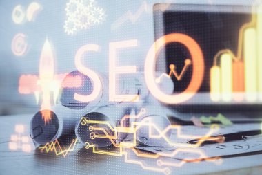 Bilgisayar ve seo çizim hologramı olan çok katmanlı bir tablo. Arama optimizasyon kavramı.