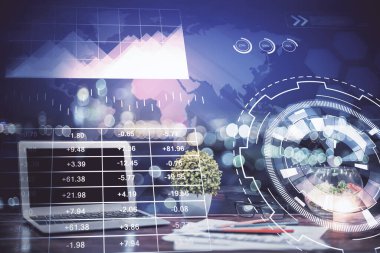 Finansal pazar grafiği hologramı ve kişisel bilgisayar arka planda. Çoklu maruz kalma. Önx kavramı.
