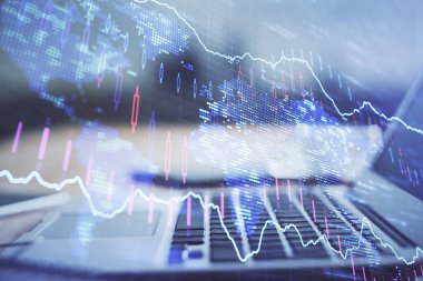 Finansal tablo çizimi ve arka planda bilgisayar olan bir tablo. Çoklu maruz kalma. Uluslararası pazarlar kavramı.