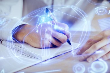 Arka planda notlarla çalışan adamlar. Sanal mnitorle modern bilgisayar kaydı diyagramı.