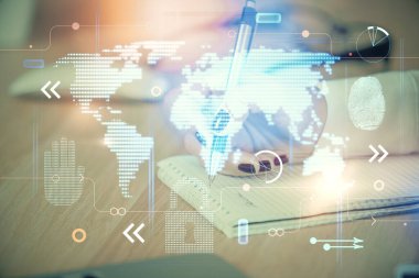 Dünya haritası hologramı ve veri tema simgeleriyle notlar alan ellerin çoklu pozlanması. Küresel veri kavramı.