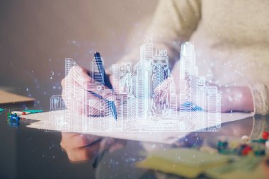 Not defterine el yazısının üzerini çiziyor. Akıllı ev kavramı. Çoklu pozlama