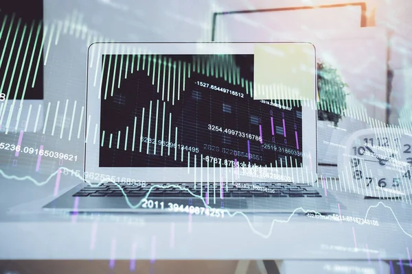 Holograma gráfico do mercado Forex e fundo do computador pessoal. Dupla exposição. Conceito de investimento. — Fotografia de Stock