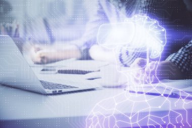 Arka planda bilgisayarla çalışan bir adamla AR hologramı. Gelişmiş gerçeklik kavramı. Çift pozlama.