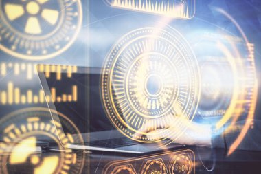 Teknoloji temalı hologramda arka planda çalışan bir adam var. Yüksek teknoloji konsepti. Çift pozlama.