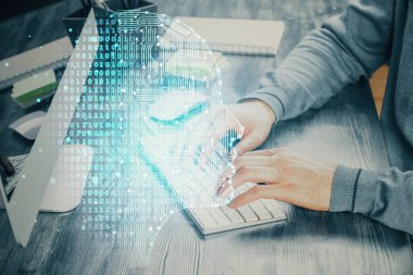 Bilgisayar geçmişi ve beyin temalı hologramı olan bir adam. Beyin fırtınası kavramı. Çift pozlama.