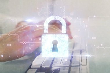 Arka planda bilgisayarda çalışan bir adamla birden fazla kilit simgesine maruz kalma. Ağ koruma kavramı.