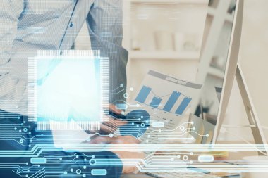 Bilgisayar geçmişi üzerinde çalışan bir adamla çok sayıda teknolojik çizime maruz kalmış. Yenilik kavramı.