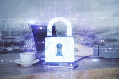 Arka planda bilgisayarda çalışan bir adamla birden fazla kilit simgesine maruz kalma. Ağ koruma kavramı.