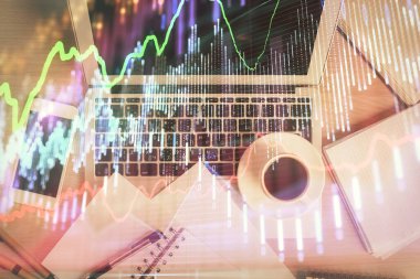 Borsa tablosu ve masa arkasındaki en iyi görüntü bilgisayarı. Çifte maruziyet. Mali analiz kavramı.