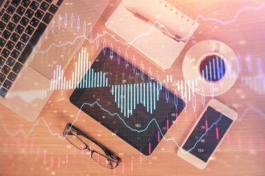 Finansal grafik hologramına telefonla çifte maruz kalma. Üst Manzara. Mobil ticaret platformu kavramı.