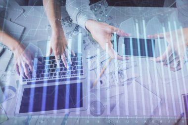 Kadın ve erkeğin birlikte çalıştığı çoklu pozlama ve grafik hologramı çizimi. Finansal analiz konsepti. Bilgisayar arkaplanı. Üst Görünüm.