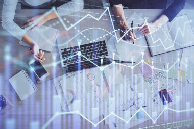 Bilgisayar ve ön grafik hologram çizimi üzerinde çalışan kadın elleri çift pozlama. Üst Manzara. Mali analiz kavramı.