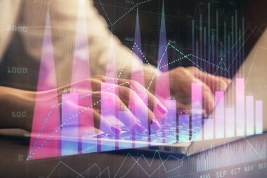 İş kadını ellerinin bilgisayar ve ön x çizelge hologramı çizimlerinde çifte pozlama. Mali analiz kavramı.