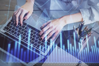 Bilgisayarda ve ön x grafik hologram çiziminde kadın eli yazarken çift pozlama. Borsa yatırım kavramı.