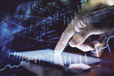 Erkeklerin el ele tutuşup dijital bir cihaz ve ön grafik çizimi kullanırken çift pozlama. Finansal piyasa kavramı.