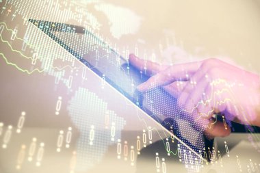 Erkeklerin el ele tutuşup dijital telefon ve forx grafik çizimleri kullanırken birden fazla pozlama. Finansal piyasa kavramı.