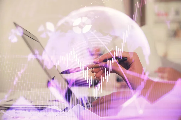 Multi blootstelling van de vrouw handen typen op de computer en financiële grafiek hologram tekening. Begrip effectenbeurs. — Stockfoto