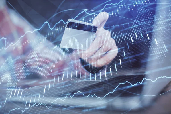 Doble exposición de las manos del hombre sosteniendo una tarjeta de crédito y el dibujo gráfico de Forex. Comercio de acciones y fintech digital en Internet Concepto de comercio electrónico. — Foto de Stock