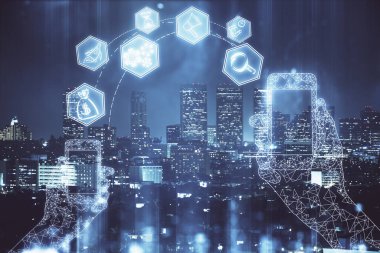 Teknoloji temalı hologramın ve şehrin arka planının iki katına çıkarılması. Yüksek Teknoloji kavramı.