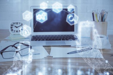 Bilgisayar, teknoloji temalı hologramla birlikte ofiste. Çifte maruziyet. Teknoloji kavramı.