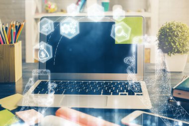 Bilgisayar, teknoloji temalı hologramla birlikte ofiste. Çifte maruziyet. Teknoloji kavramı.