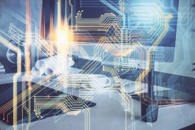 Bilgisayarlı ve dünya haritalı hologramlı çok katlı bir tablo. Uluslararası veri ağı kavramı.