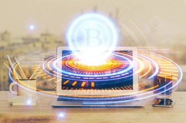 Blockchain temalı holograma ve bilgisayar arkaplanlı masaya çift pozlama. Bitcoin şifreleme para birimi kavramı.