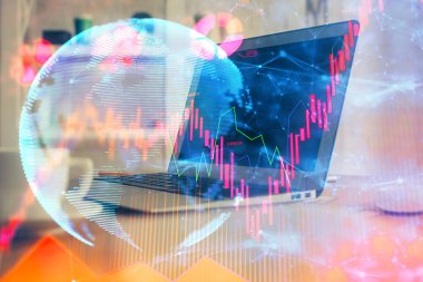 İş teması simgelerinin çoklu pozlandırılması ve bilgisayar geçmişi olan çalışma alanı. Başarı kavramı.