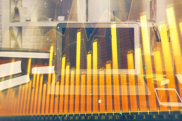 Holograma gráfico de Forex en la tabla con el fondo de la computadora. Exposición múltiple. Concepto de mercados financieros. — Foto de Stock