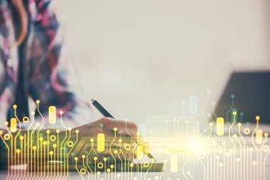 Veri teknolojisi hud 'u ile arka plana el yazıları yazan kadınların çifte pozu. Büyük veri kavramı.