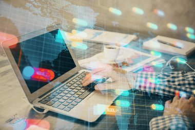 Teknoloji temalı hologramı olan bilgisayar geçmişi olan bir iş adamı. Yüksek teknoloji kavramı. Çoklu pozlama.