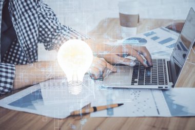 Arkaplanda bilgisayar üzerinde çalışan iş adamıyla birlikte büyüyen oklar. Başarı konsepti. Çift pozlama.