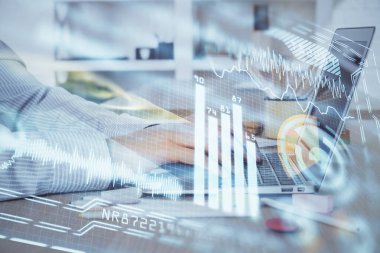 Teknoloji temalı hologramda arka planda çalışan bir adam var. Yüksek teknoloji konsepti. Çift pozlama.