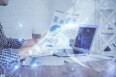 Teknoloji temalı hologramda arka planda çalışan bir adam var. Yüksek teknoloji konsepti. Çift pozlama.