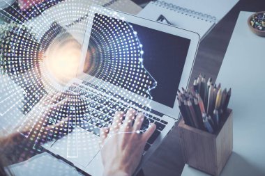 Beyin temalı hologramı olan bilgisayar geçmişi olan bir iş adamı. Beyin fırtınası kavramı. Çoklu pozlama.