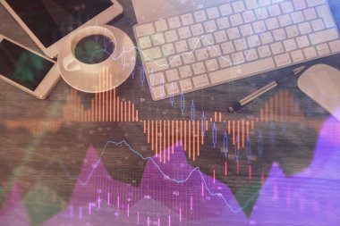 Masaüstünde telefonlu ön x grafik hologramına çift pozlama. Üst Manzara. Mobil ticaret platformu kavramı.