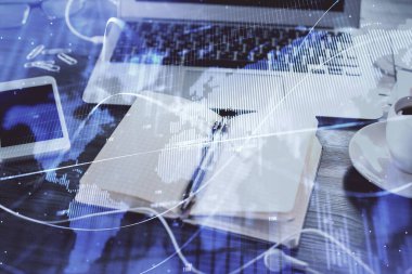 Finansal grafik çizimleri ve açık defter arkaplanı olan masalara çoklu pozlama. Önx kavramı