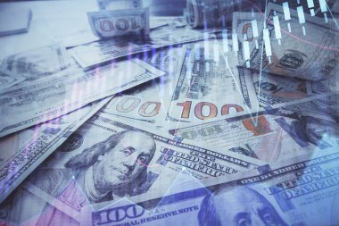 Forx grafiğinin çok sayıda görüntüsü bize dolar banknotları arka planında görünüyor. Finansal başarı piyasası kavramı.