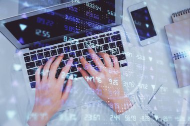 Bilgisayar ve ön x çizim hologramı üzerinde çalışan kadın elleri çift pozlama. Üst Manzara. Mali analiz kavramı.