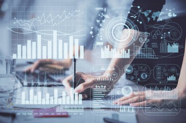 Bilgisayarda ve finansal grafik hologramında yazı yazan kadın ellerine çok maruz kalmış. Borsa analizi kavramı.