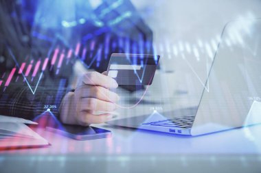 İnternetten alışveriş yapan kadının elinde kredi kartı ve mali grafik çizimi var. Borsa E-ticaret kavramı.