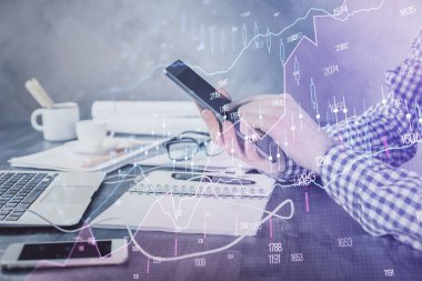 Erkeklerin el ele tutuşup dijital bir cihaz ve ön grafik çizimi kullanırken çift pozlama. Finansal piyasa kavramı.