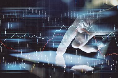 Erkeklerin el ele tutuşup dijital bir cihaz ve ön grafik çizimi kullanırken çift pozlama. Finansal piyasa kavramı.