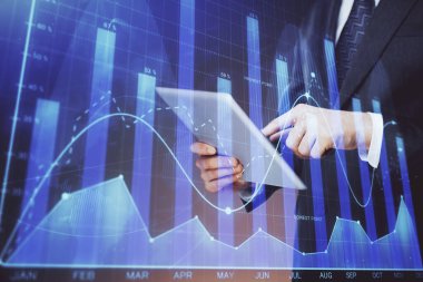 Erkeklerin el ele tutuşup dijital bir cihaz ve ön grafik çizimi kullanırken çift pozlama. Finansal piyasa kavramı.