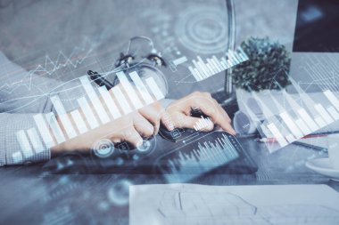 Bir adamın elini tutarken ve bir telefon ve finansal grafik çizimi kullanırken çift pozlama. Analiz kavramı.